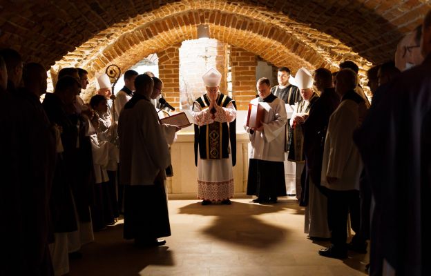 Modlitwa w podziemiach katedry