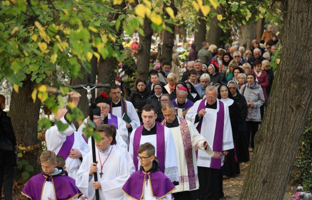 Po Mszy świętej bp Marek Mendyk alejkami cmentarza katedralnego wyruszył w procesji za zmarłych