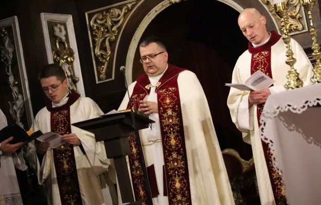 Liturgii przewodniczył ks. Julian Nastałek w asyście świdnickich diakonów