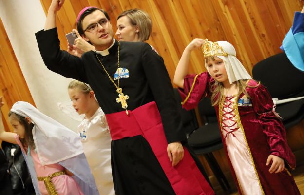 Na Bal Wszystkich Świętych miejscowy wikariusz ks. Tomasz Kowalczuk z wielką radością przebrał się za św. Stanisława Biskupa 