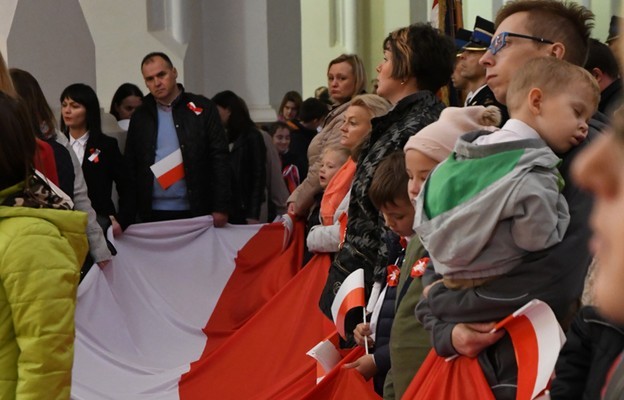 Msza św. za ojczyznę w archikatedrze częstochowskiej w dniu 11 listopada 2018 r. Dzieci trzymają 100-metrową flagę, którą ofiarował prezydent Andrzej Duda
