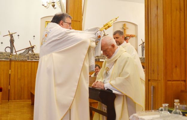 Bp Ignacy Dec przyjmuje błogosławieństwo Najświętszym Sakramentem