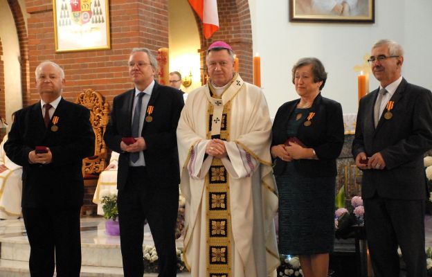 Abp Józef Kupny odznaczył zasłużonych parafian Medalem św. Jadwigi Śląskiej.