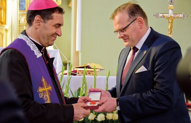 Minister przekazał oznaczenie na ręce biskupa