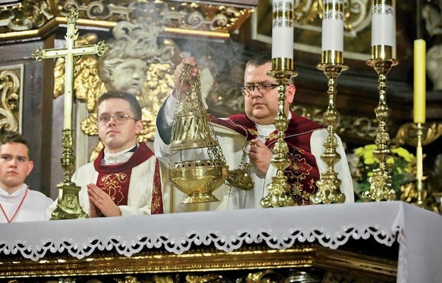 Ksiądz Julian Nastałek okadza ołtarz w czasie wigilii uroczystości Wszystkich Świętych