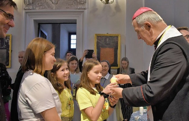 Bp Jan Piotrowski przekazuje świecę misyjną dzieciom z Tomaszowa Mazowieckiego
