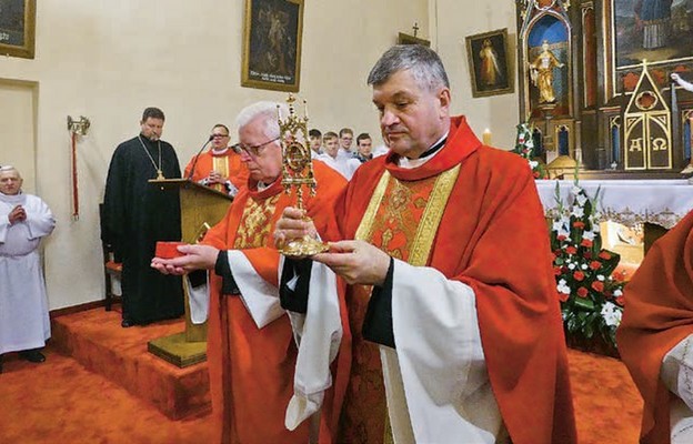 Przekazane relikwie w rękach ks. Griteringa (kapsuła) i ks. Rzodkiewicza (relikwiarz)