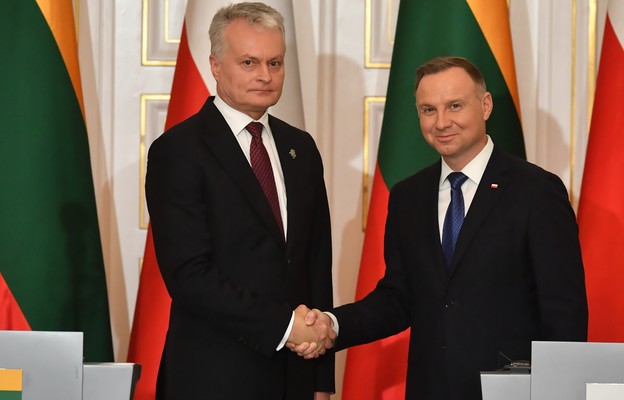 Prezydent Litwy Gitanas Nauseda i prezydent RP Andrzej Duda na wspólnej konferencji prasowej po spotkaniu w Warszawie