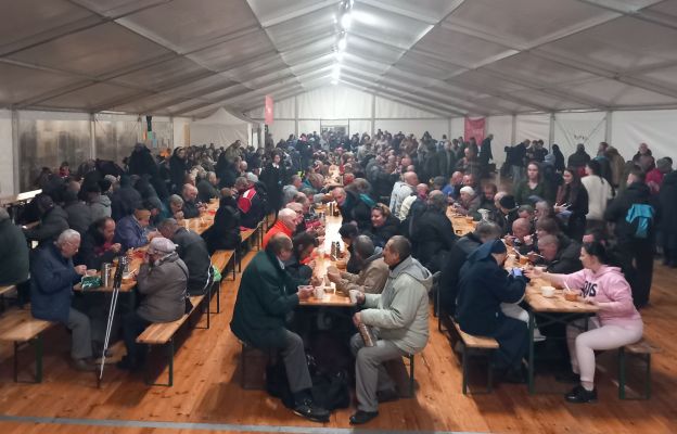 Ubodzy zjedli ciepły posiłek w namiocie przygotowanym przez Caritas