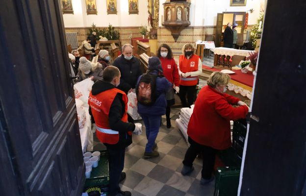 Wolontariusze świdnickiego Caritas rozdający paczki żywnościowe 