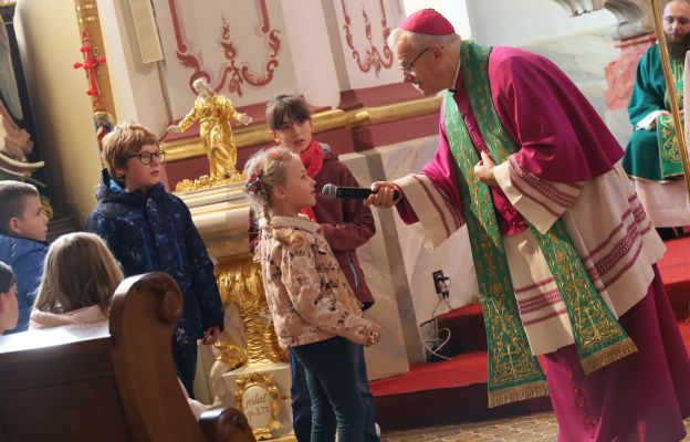W czasie homilii, dzieci chętnie odpowiadały na pytania biskupa