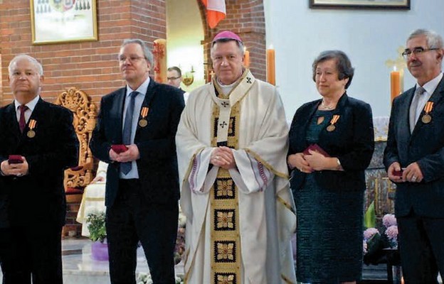 Abp Józef Kupny odznaczył zasłużonych parafian Medalem św. Jadwigi Śląskiej