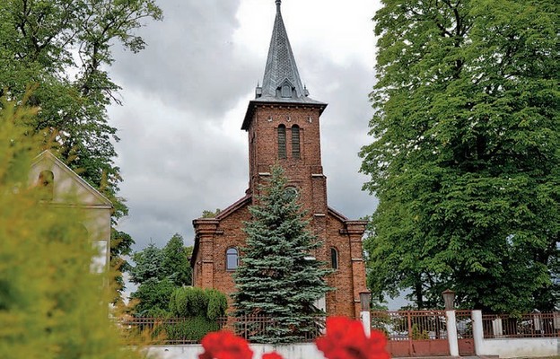 Obecny kościół wybudowano w latach 1872-75