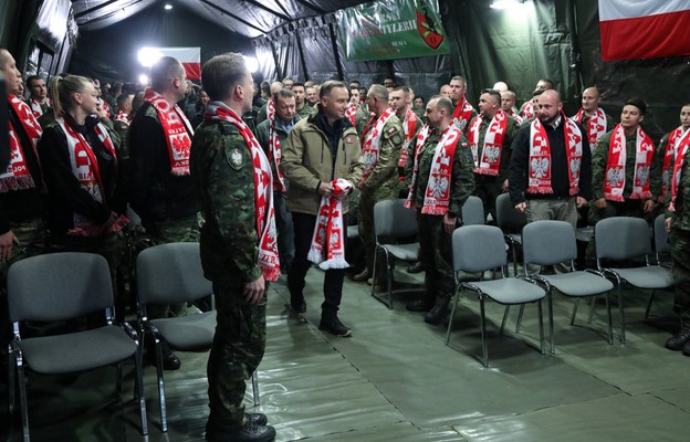 Podlaskie/ Prezydent Duda i szef MON oglądają z wojskiem pierwszy mecz Polaków na mundialu