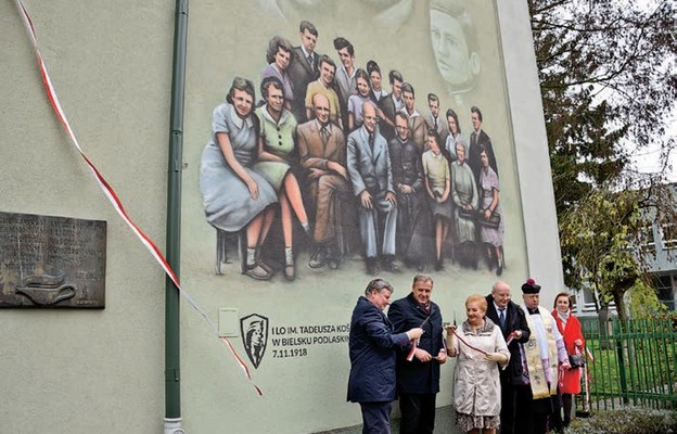 Uroczyście odsłonięto mural na ścianie szkoły