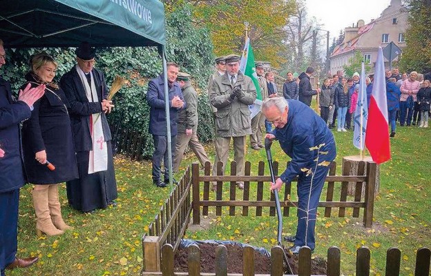 Podczas posadzenia symbolicznego dębu