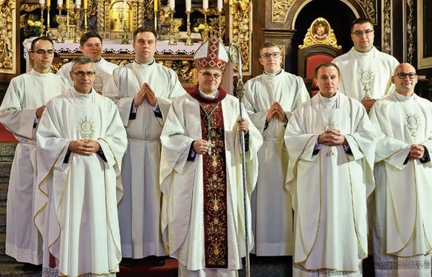 Kandydaci do święceń diakonatu i prezbiteratu wraz z przełożonymi