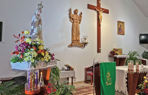 W prezbiterium kościoła znajdują się relikwie Jana Pawła II