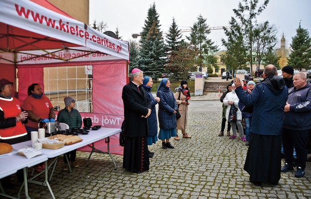 Wolontariusze Caritas przygotowali ciepły posiłek dla potrzebujących