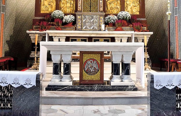 Ołtarz wpisuje się w bogate wnętrze wyposażenia i prezbiterium kościoła