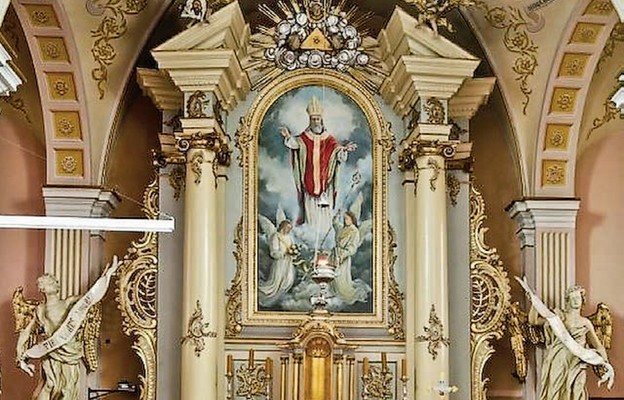 Ołtarz główny z obrazem św. Mikołaja, biskupa, w Wolborzu. Obraz pędzla Tomasza Ostaszewskiego