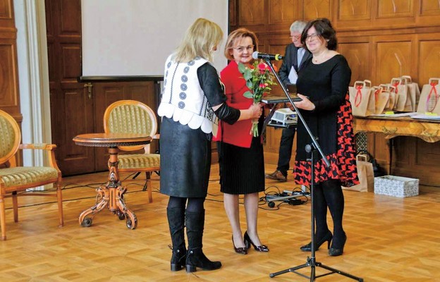 Gratulacje odbiera Joanna Szmuc, dyrektor szkół katolickich