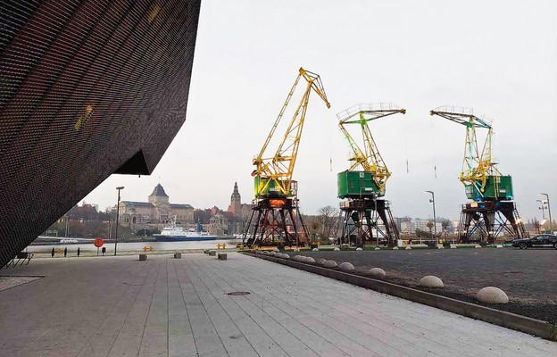 Trzy symbole morskiego Szczecina: w tle Wały Chrobrego, na pierwszym planie
„dźwigozaury”, po lewej Morskie Centrum Nauki.