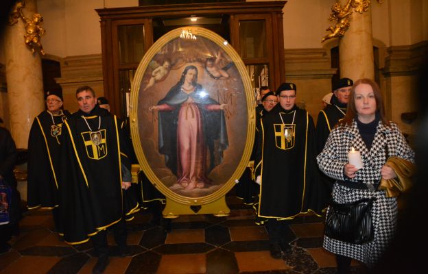  W sobotni wieczór 3 grudnia obraz został przyniesiony do kościoła świętych Piotra i Pawła.