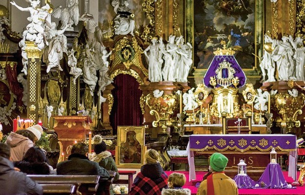 Nabożeństwo Światła przed obrazem w bazylice