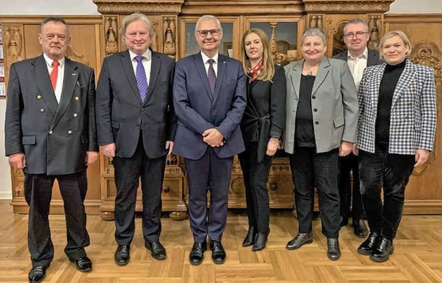 (Od prawej) Vigita Vebraite, Vytautas Nekrošius, Kinga Flaga-Gieruszyńska, Ewelina Cała- Wacinkiewicz, Waldemar Tarczyński, Artūras Vasiliauskas, Wiesław Wierzchoś