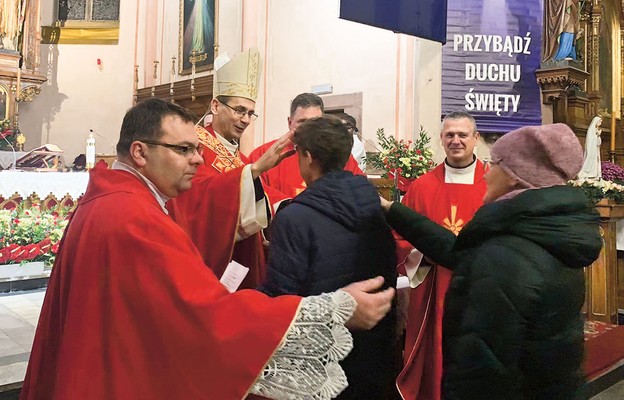 Biskup Maciej Małyga udziela sakramentu bierzmowania