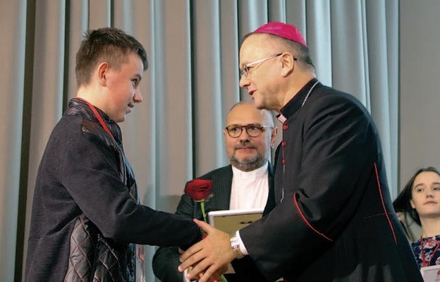 Bp Tadeusz Lityński nagrodził młodych wolontariuszy