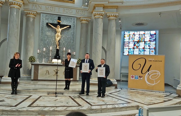 Wyróżnienie dla Caritas z Józefowa odebrał ks. Zenon Mrugała