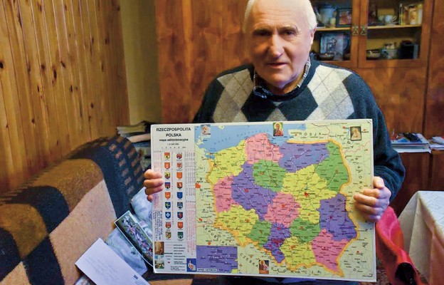 Pan Eugeniusz prezentuje mapę, na której zaznaczone są trasy pielgrzymek