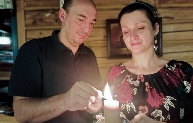 „Zasiadanie” rozpoczyna się zapaleniem świecy i modlitwą. Na zdjęciu Monika i Jacek Kaniewscy