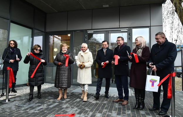 Przecięcie wstęgi podczas uroczystego zakończenia budowy Kliniki „Budzik” dla dorosłych w Warszawie