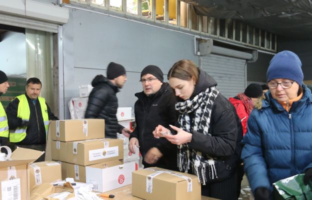 Pakowanie darów dla ofiar wojny na Ukrainie