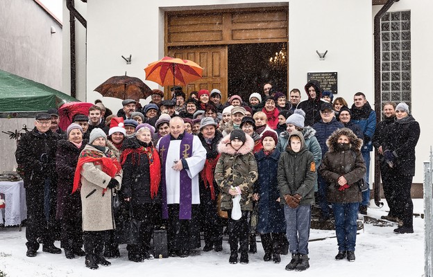 Ksiądz proboszcz Roman Cer z parafianami przed kaplicą w Wysokiej Lelowskiej