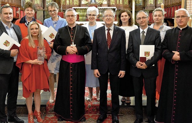Pamiątkowe zdjęcie twórcy i pracowników radia uhonorowanych medalem 30-lecia diecezji z biskupem legnickim