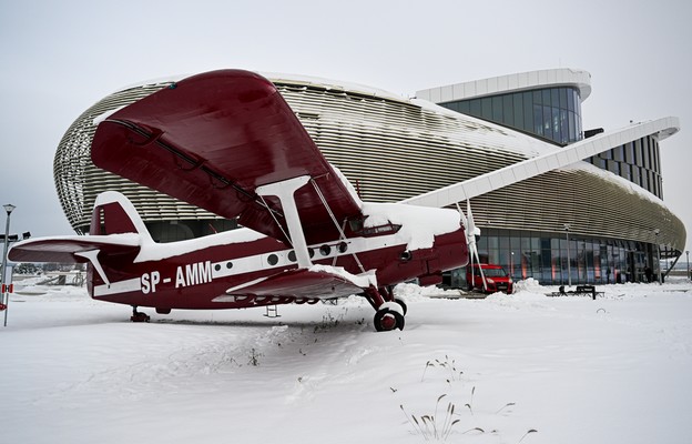 Samolot An-2 przed Podkarpackim Centrum Nauki „Łukasiewicz” w Jasionce