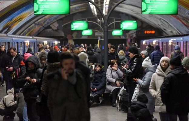 Ludzie schronili się w stacji metra podczas alarmu przeciwlotniczego w Kijowie, 16 grudnia 2022 r.