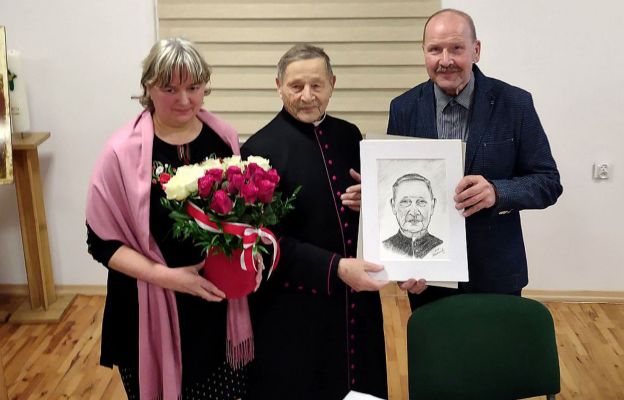 Ks. prał. Stanisław Pająk w podziękowaniu na świadectwo życia wręczony bukiet kwiatów i pamiątkowy szkic jego osoby 