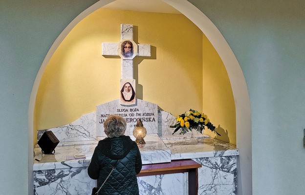 Sarkofag z doczesnymi szczątkami Matki Teresy znajduje się w kościele zakonnym Najświętszego Oblicza Pana Jezusa w Sosnowcu