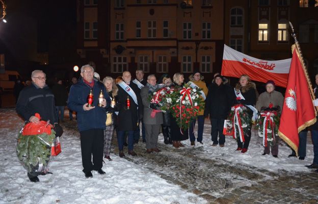 Zgromadzeni pod pomnikiem św. Jana Pawła II, uczestnicy wydarzenia, na czele z włodarzami miasta
