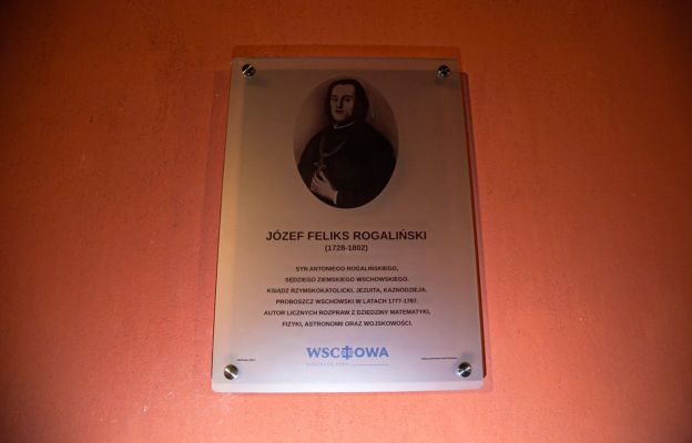 Tablica została odsłonięta na budynku dawnej rezydencji jezuickiej we Wschowie przy placu Farnym 3