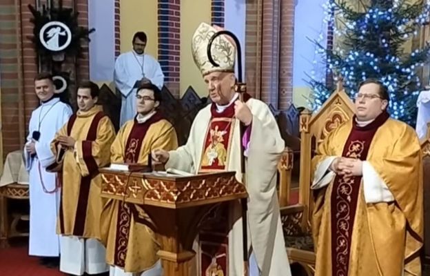 W czasie bielawskiej Pasterki nie zabrało tradycyjnej pastorałki „Oj Maluśki, Maluśki”, wyśpiewanej przez bp Deca 