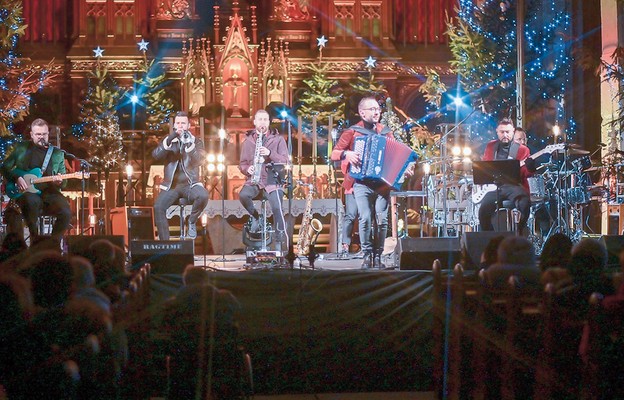 Polsko-ukraiński zespół Enej podczas koncertu w strzegomskiej bazylice