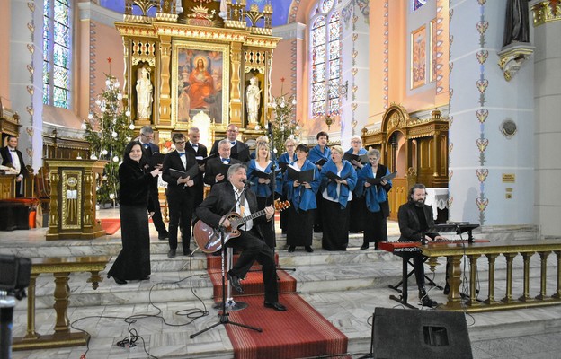 Koncert kolędowy w Brusach w wykonaniu Andrzeja Rybińskiego i dyrygentki Chóru „Oremus” Honoraty Siergun z Miłakowa (2022 r.)