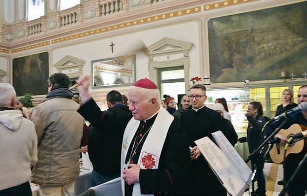 Abp Adam Szal przewodniczył modlitwie i pobłogosławił opłatki oraz przygotowane posiłki