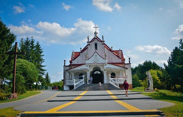 Kościół w Krowicy Samej w letniej scenerii